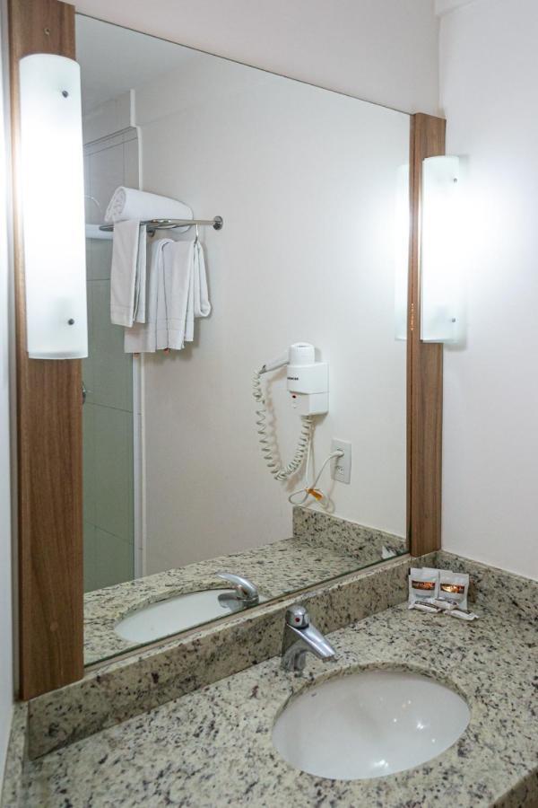 Quarto Triplo com 3 Camas de Solteiro